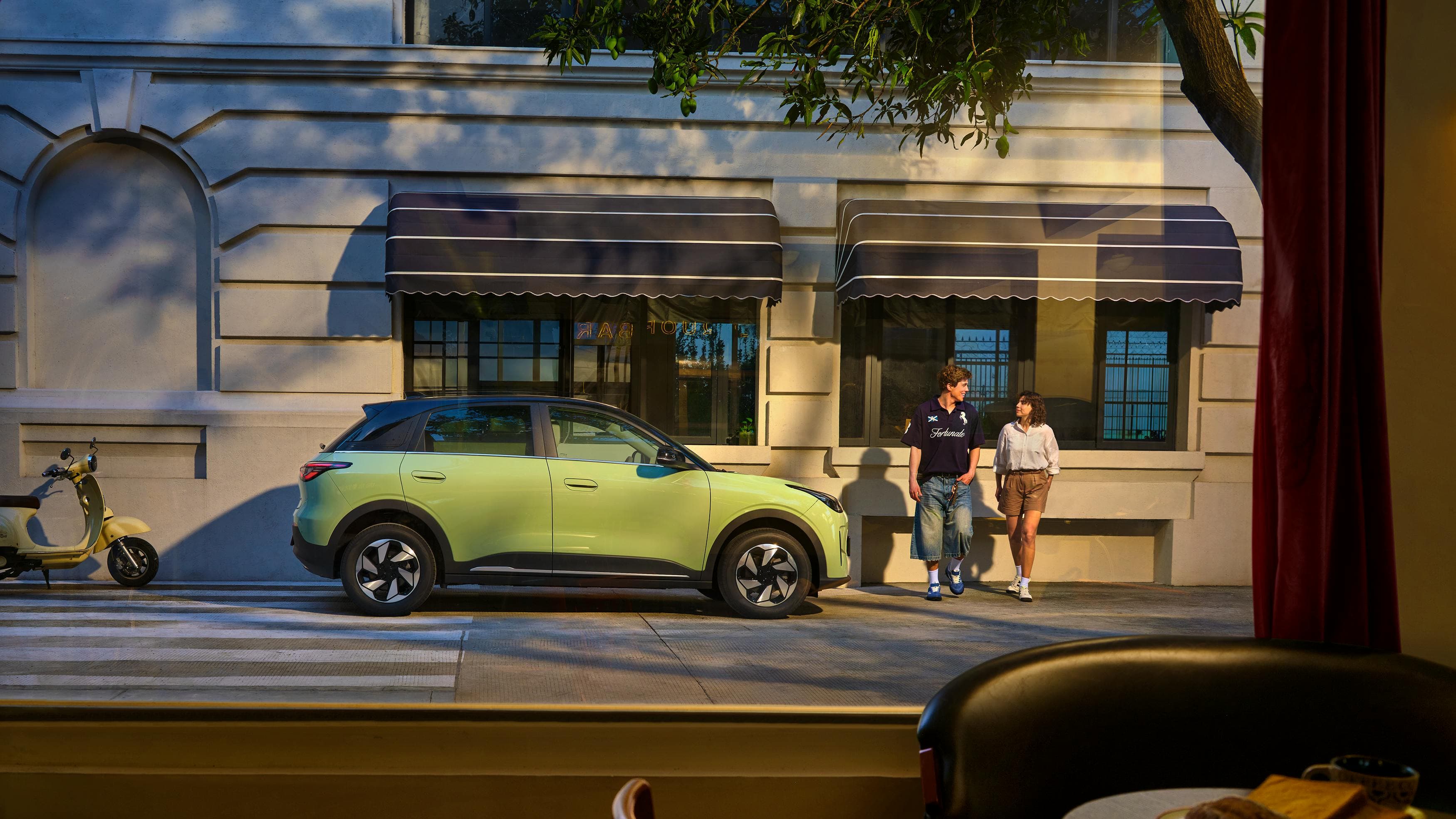 Geely E2 aparcado en una calle urbana