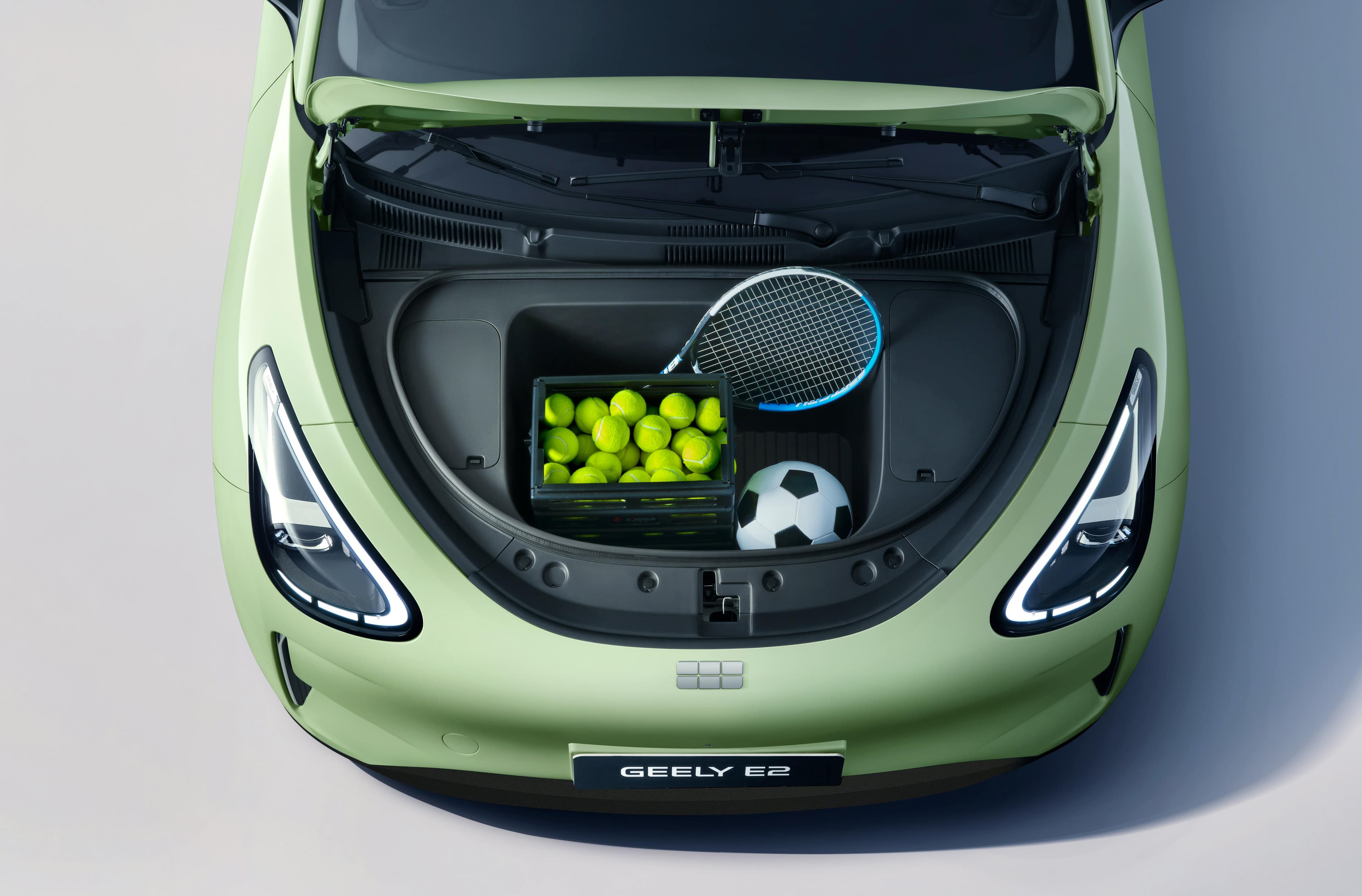 Maletero delantero del Geely E2 con equipo deportivo