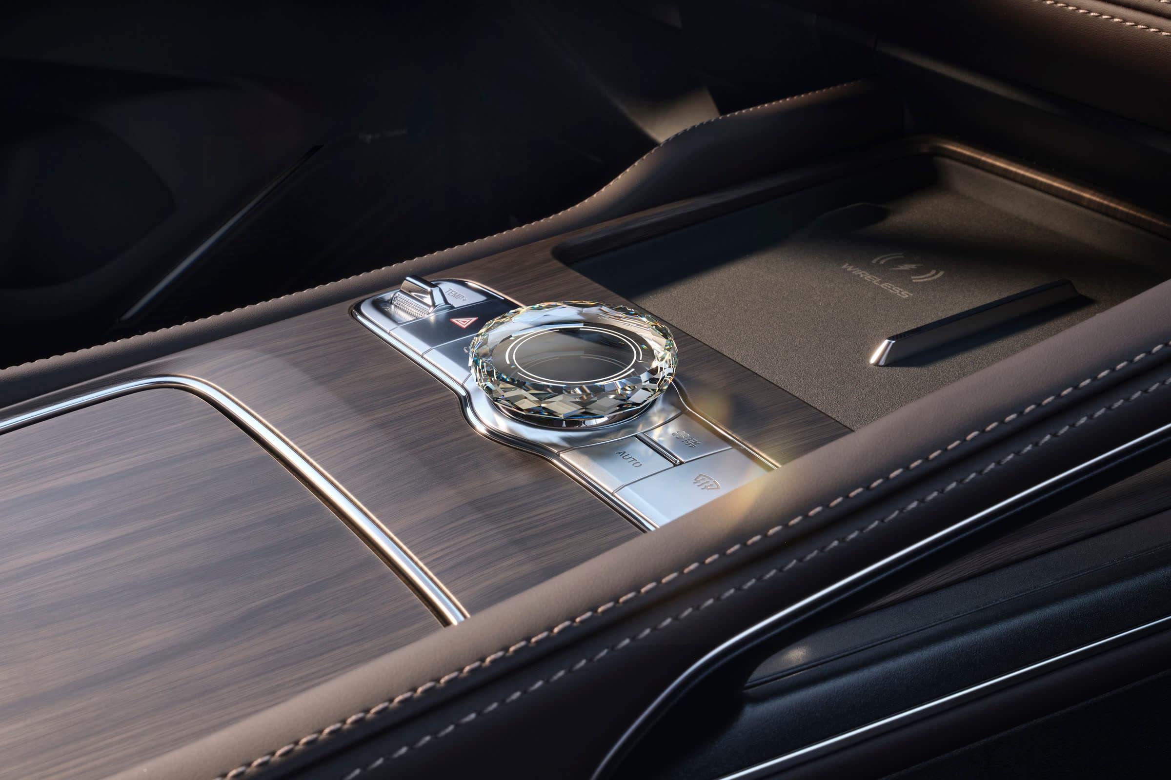 Mando de cristal y consola central con acabado en madera del Geely Monjaro EM-i